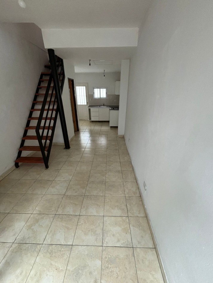 DUPLEX 3 AMBIENTES CON PATIO MUÑIZ