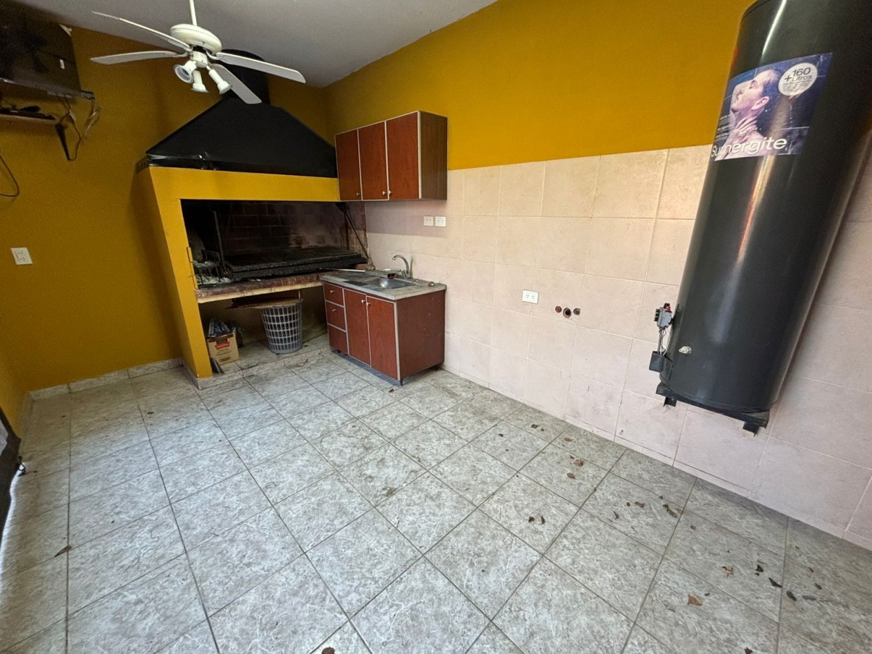 4 ambientes en venta con cochera y quincho 