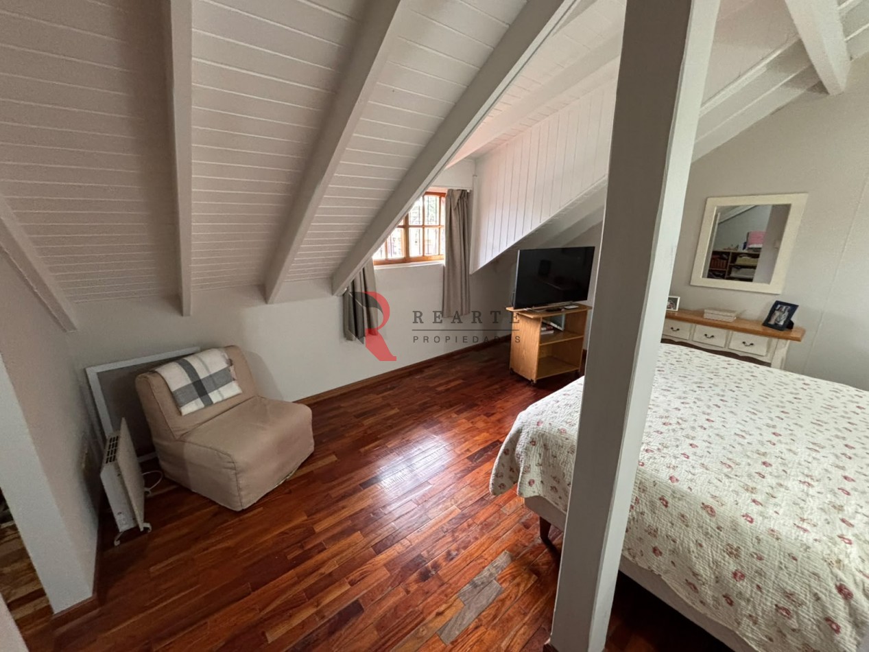 CASA 4 AMBIENTES CON COCHERA Y PATIO CON PILETA