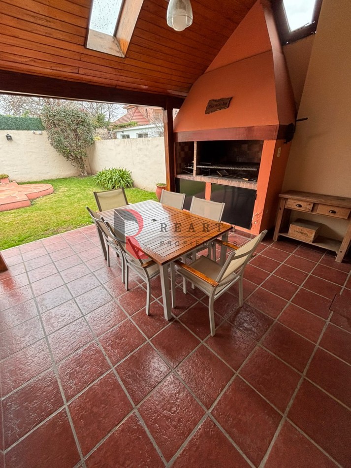 CASA 4 AMBIENTES CON COCHERA Y PATIO CON PILETA