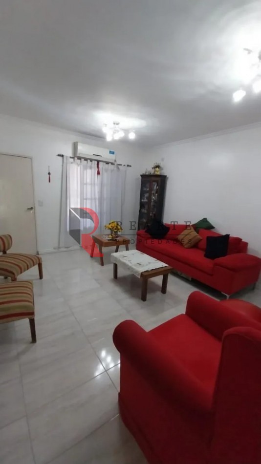 CASA 3 AMBIENTES CON COCHERA Y PATIO EN VENTA