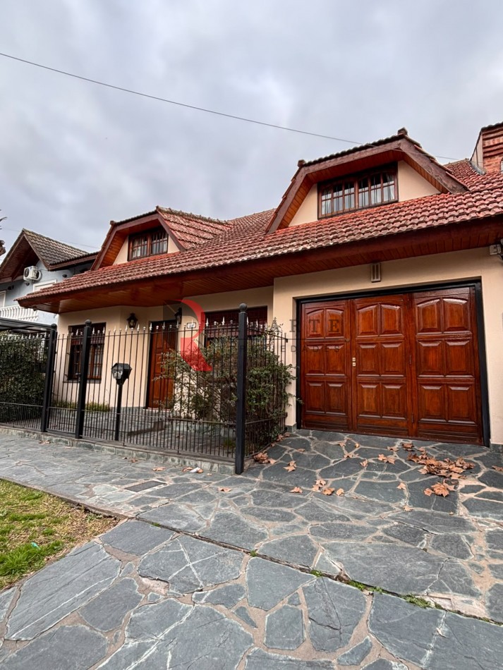 CASA 4 AMBIENTES CON COCHERA Y PATIO CON PILETA
