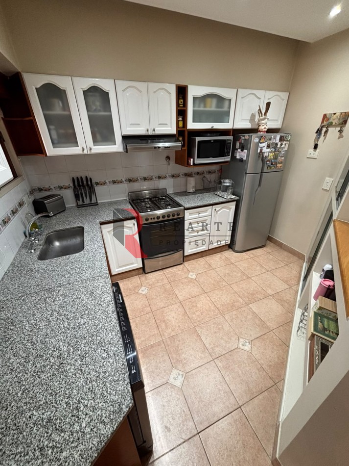 CASA 4 AMBIENTES CON COCHERA Y PATIO CON PILETA