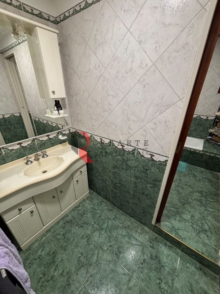 CASA 4 AMBIENTES CON COCHERA Y PATIO CON PILETA