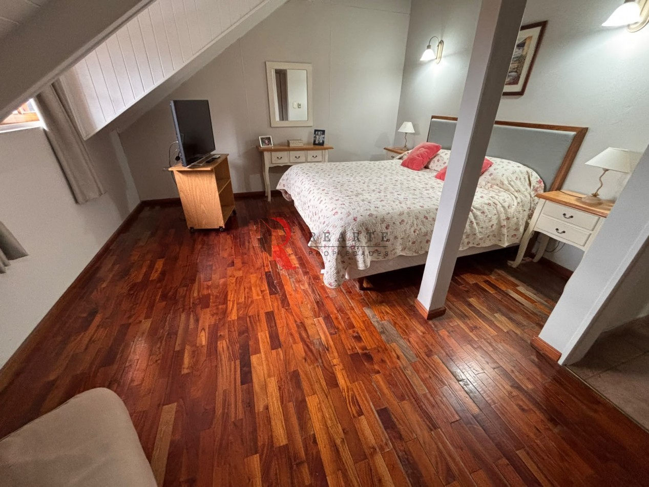 CASA 4 AMBIENTES CON COCHERA Y PATIO CON PILETA