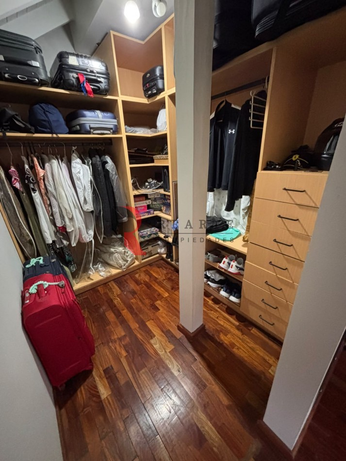 CASA 4 AMBIENTES CON COCHERA Y PATIO CON PILETA
