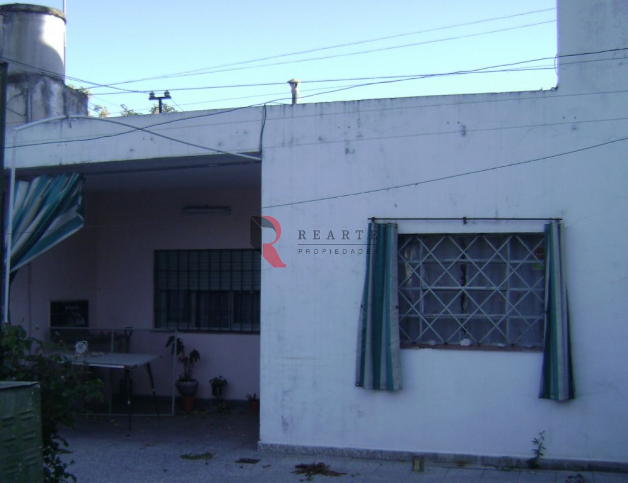 Casa tipo PH al frente con 4 amb