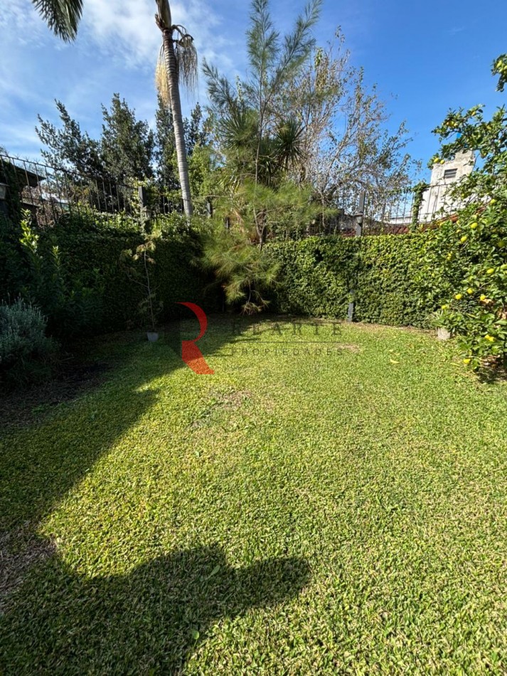 CASA 3 AMBIENTES CON COCHERA Y PATIO EN VENTA