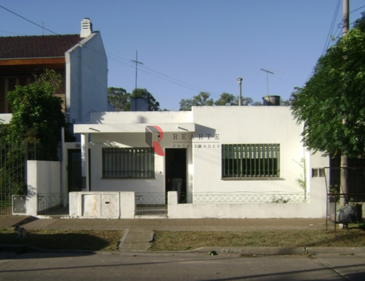 Casa tipo PH al frente con 4 amb