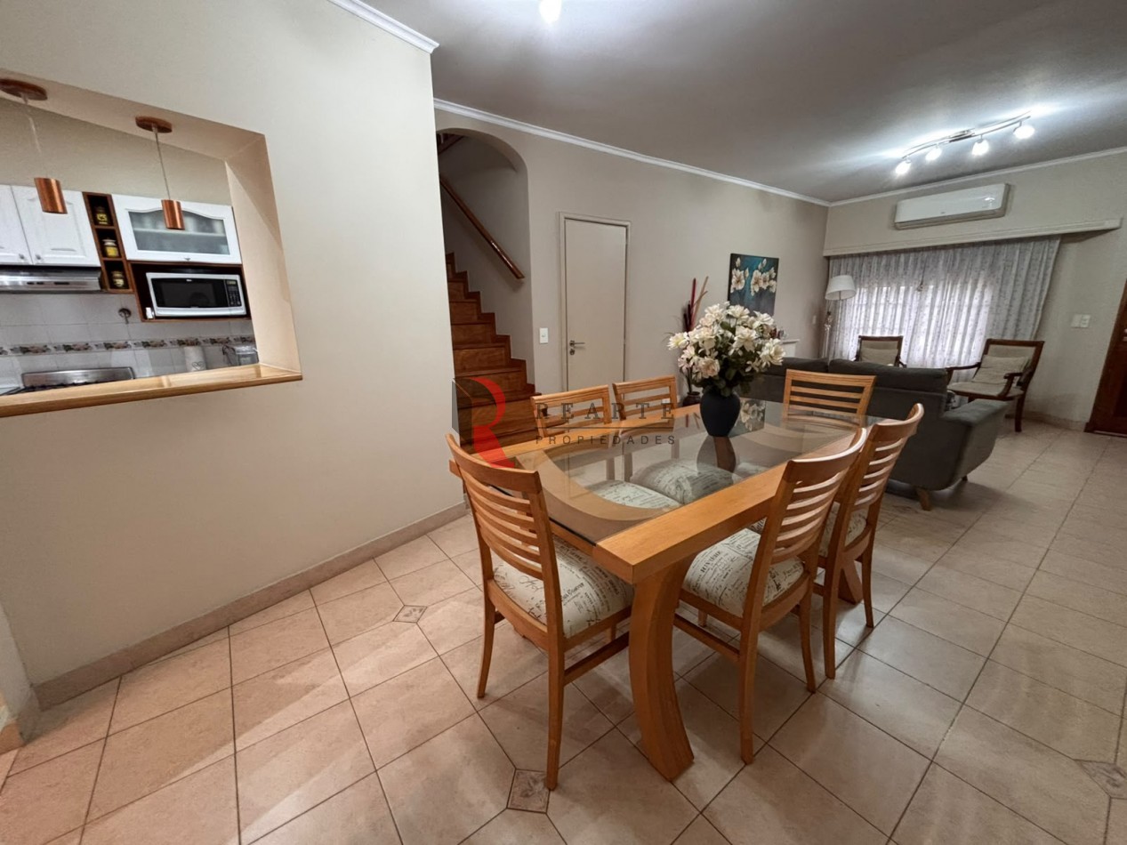 CASA 4 AMBIENTES CON COCHERA Y PATIO CON PILETA