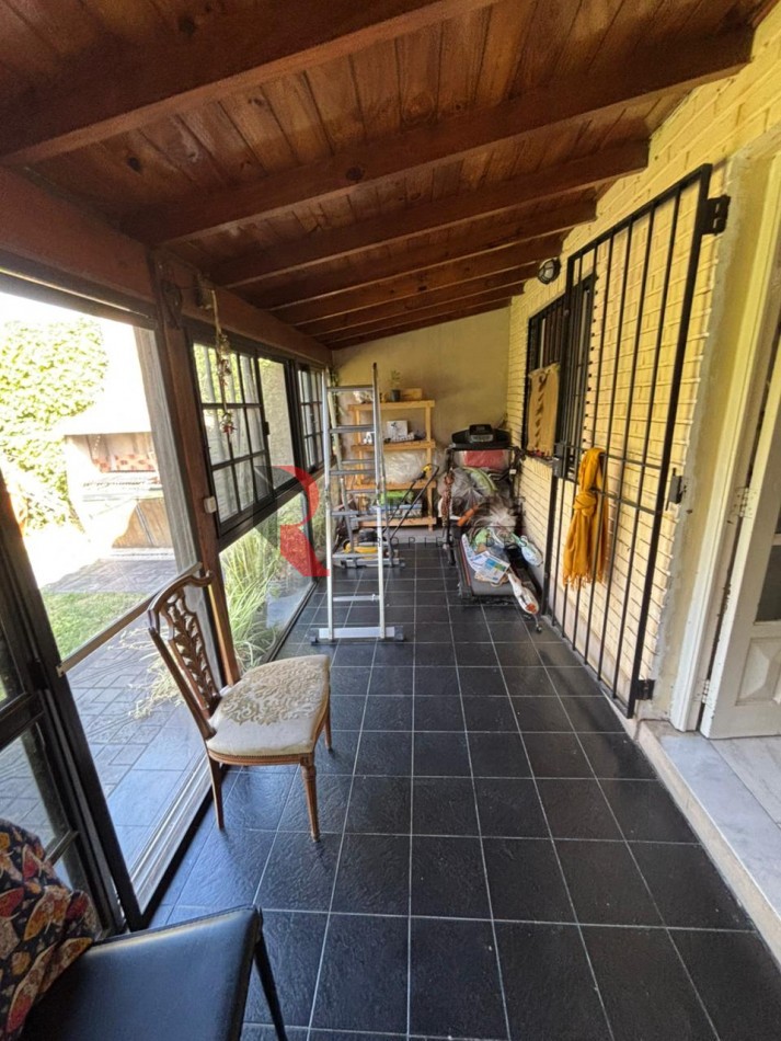 CASA 3 AMBIENTES CON COCHERA Y PATIO EN VENTA