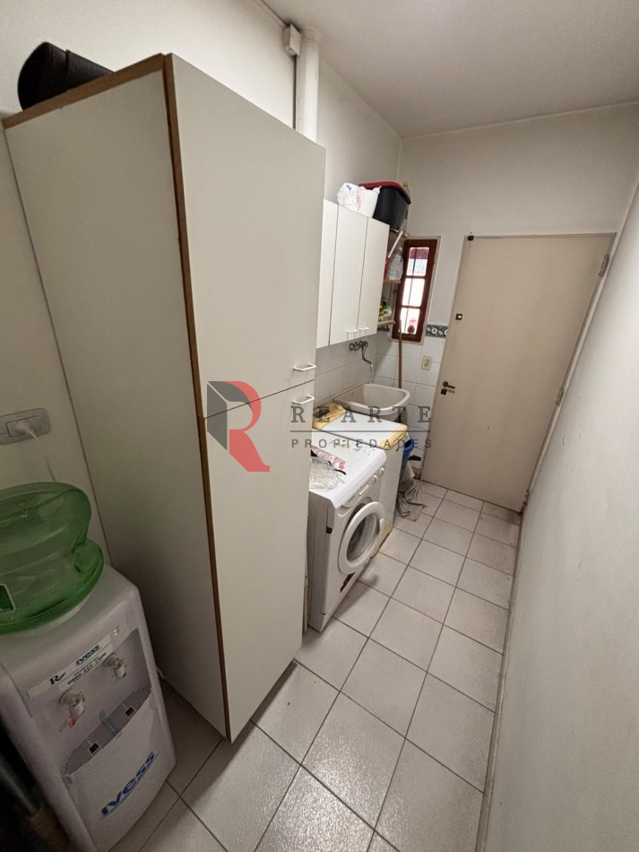 CASA 4 AMBIENTES CON COCHERA Y PATIO CON PILETA