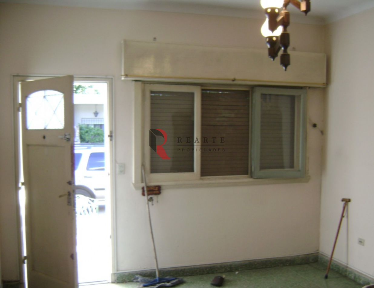 Casa tipo PH al frente con 4 amb