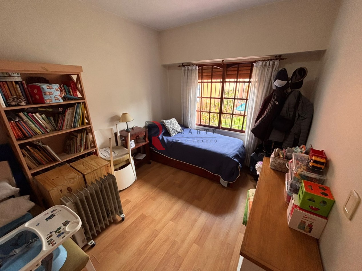 CASA 4 AMBIENTES CON COCHERA Y PATIO CON PILETA