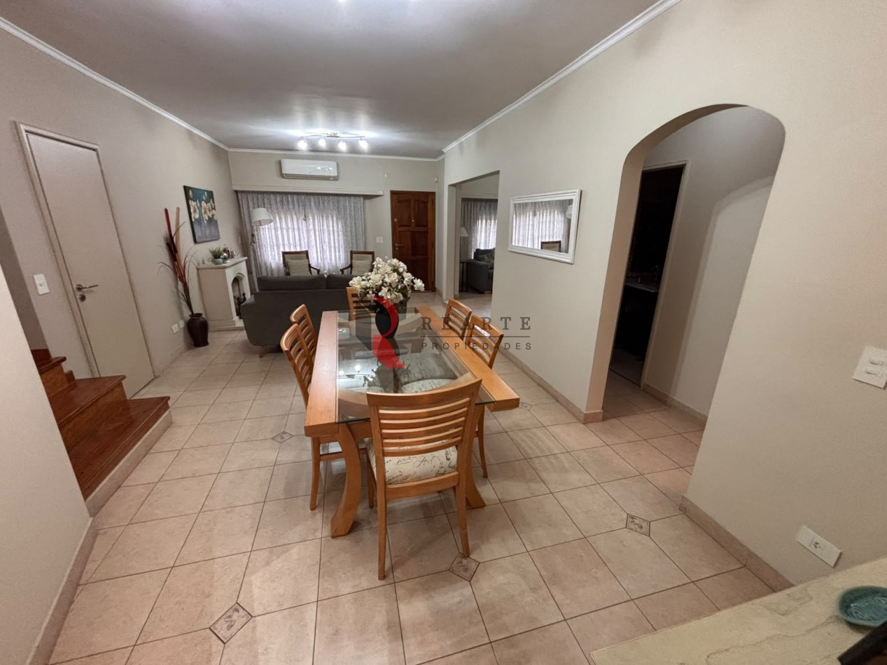 CASA 4 AMBIENTES CON COCHERA Y PATIO CON PILETA