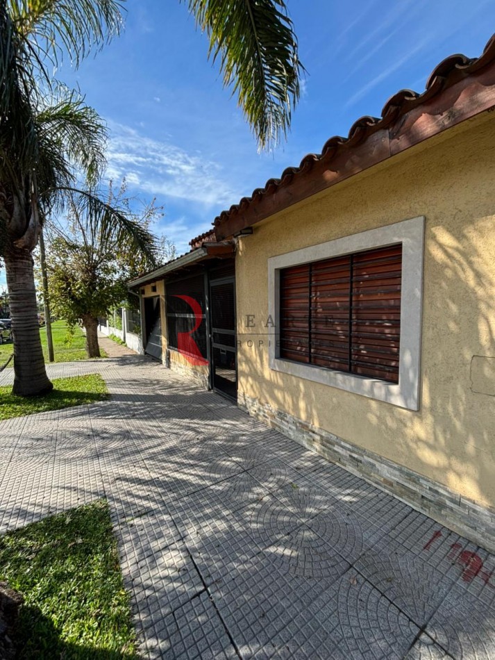 CASA 3 AMBIENTES CON COCHERA Y PATIO EN VENTA