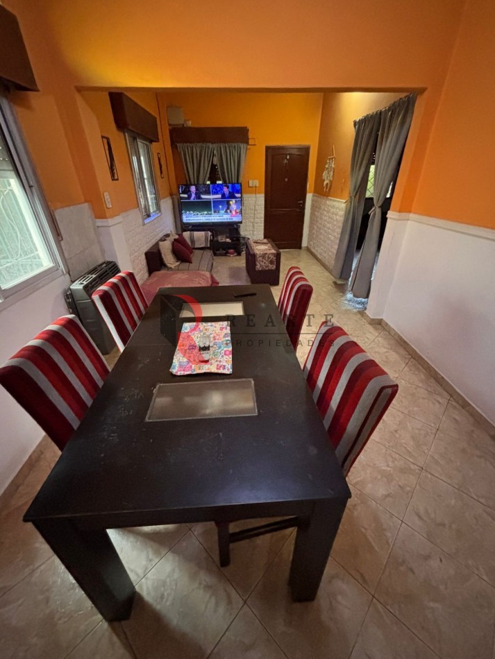 CASA  3 AMBIENTES CON PATIO  Y COCHERA 