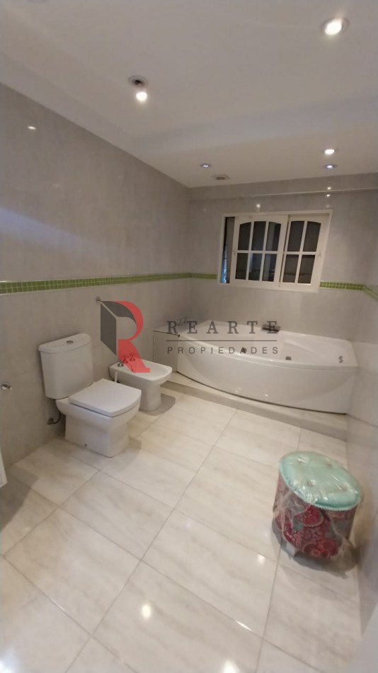CASA 3 AMBIENTES CON COCHERA Y PATIO EN VENTA