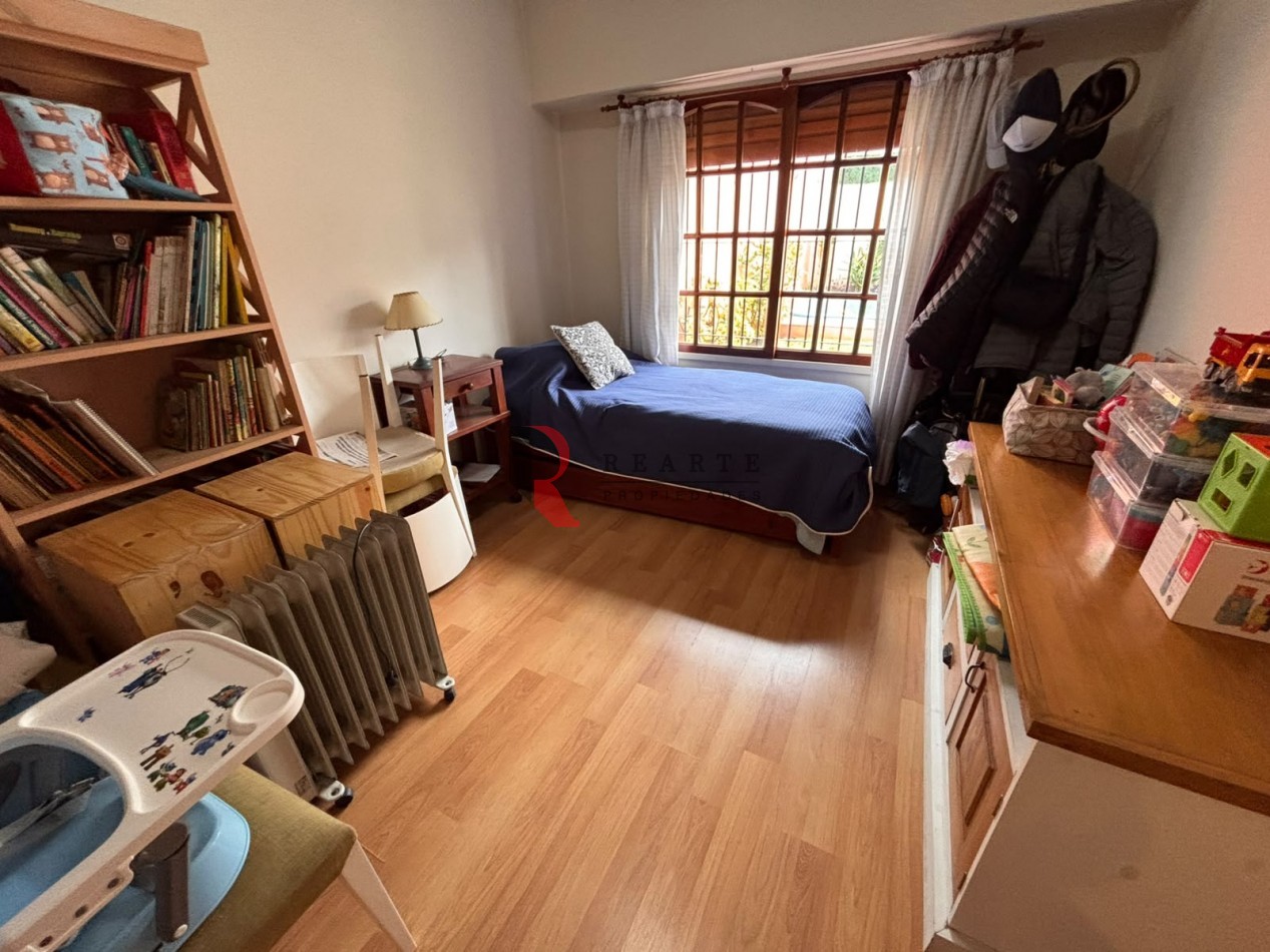 CASA 4 AMBIENTES CON COCHERA Y PATIO CON PILETA