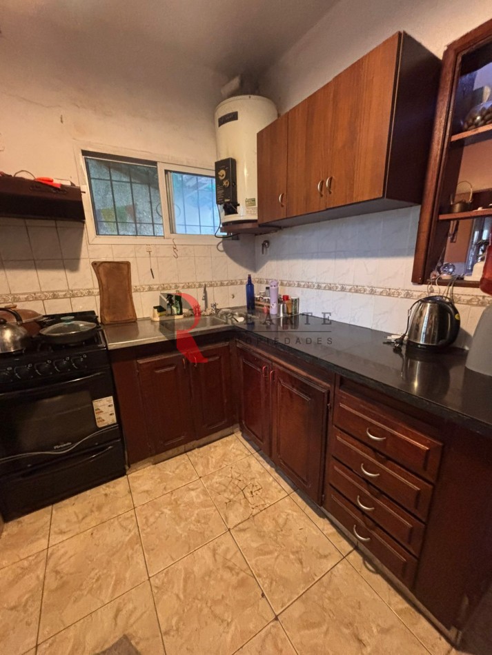 CASA  3 AMBIENTES CON PATIO  Y COCHERA 