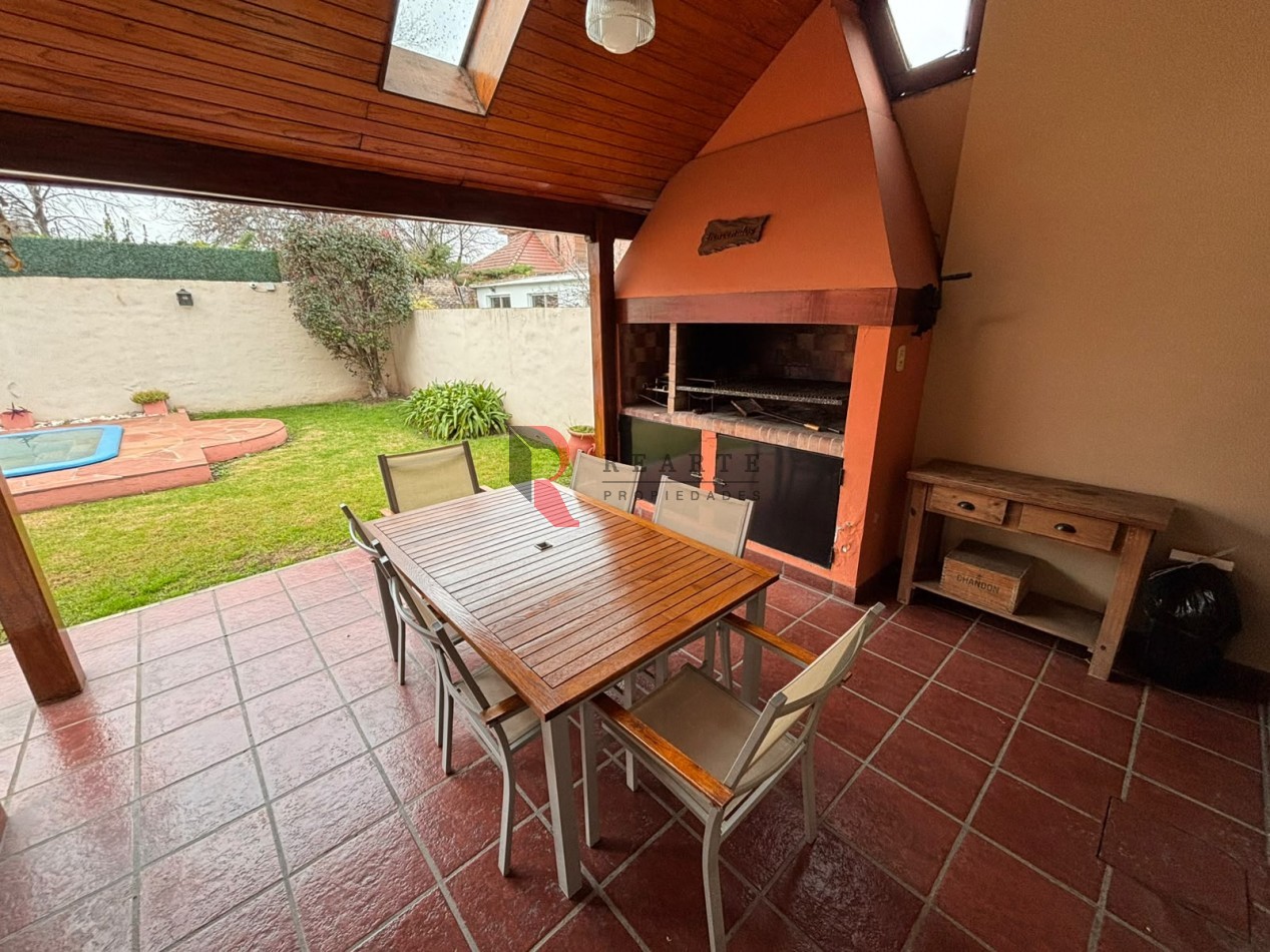 CASA 4 AMBIENTES CON COCHERA Y PATIO CON PILETA