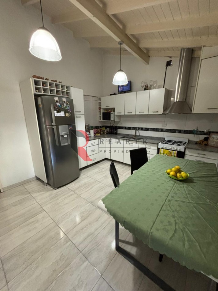 CASA 3 AMBIENTES CON COCHERA Y PATIO EN VENTA