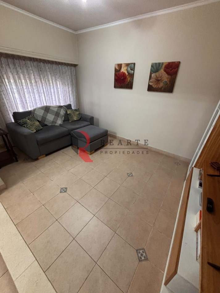 CASA 4 AMBIENTES CON COCHERA Y PATIO CON PILETA