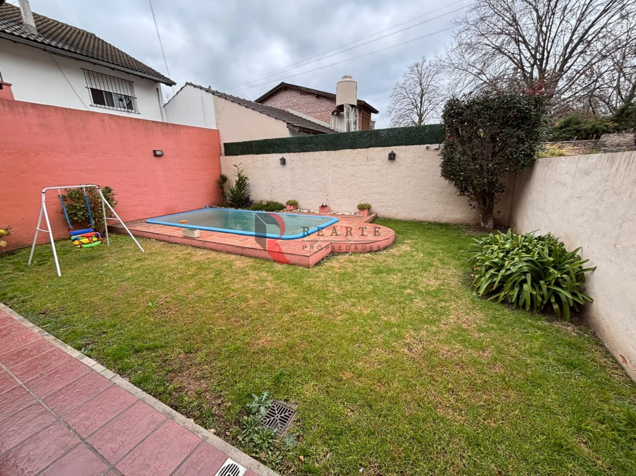 CASA 4 AMBIENTES CON COCHERA Y PATIO CON PILETA