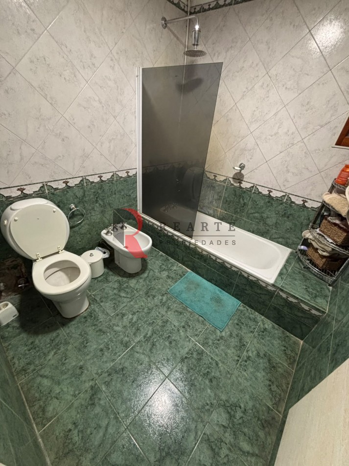 CASA 4 AMBIENTES CON COCHERA Y PATIO CON PILETA