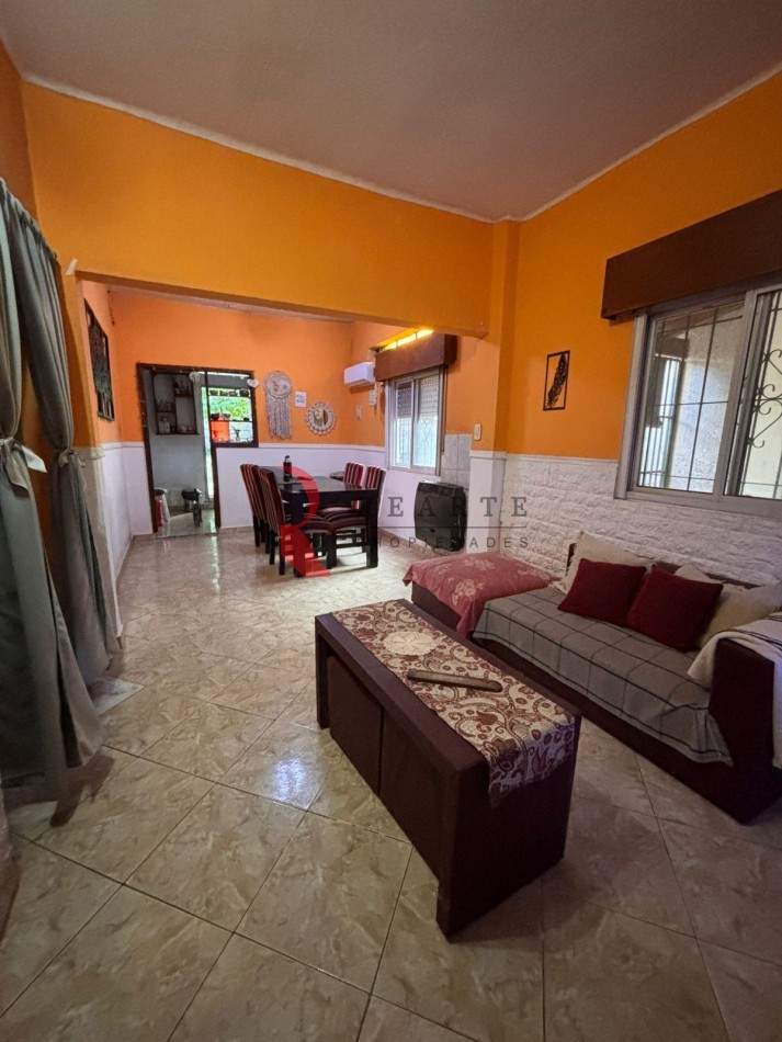 CASA  3 AMBIENTES CON PATIO  Y COCHERA 