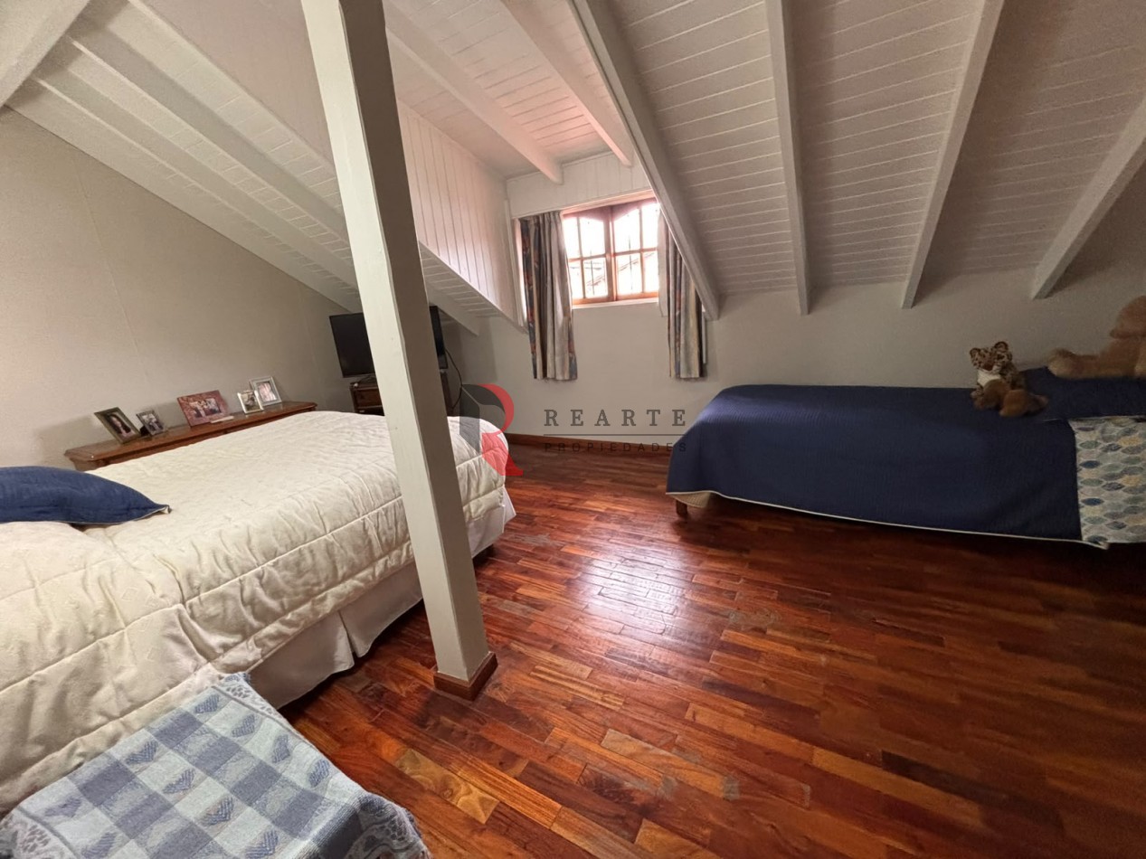 CASA 4 AMBIENTES CON COCHERA Y PATIO CON PILETA