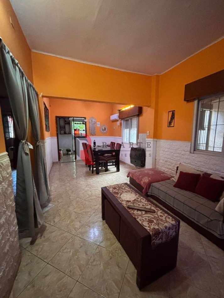 CASA  3 AMBIENTES CON PATIO  Y COCHERA 