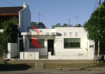 Casa tipo PH al frente con 4 amb