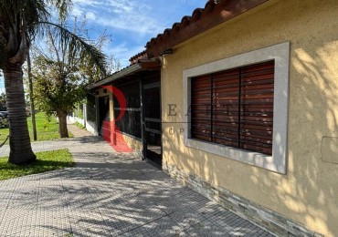 CASA 3 AMBIENTES CON COCHERA Y PATIO EN VENTA 