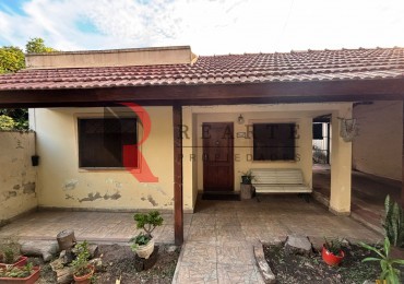 CASA  3 AMBIENTES CON PATIO  Y COCHERA 